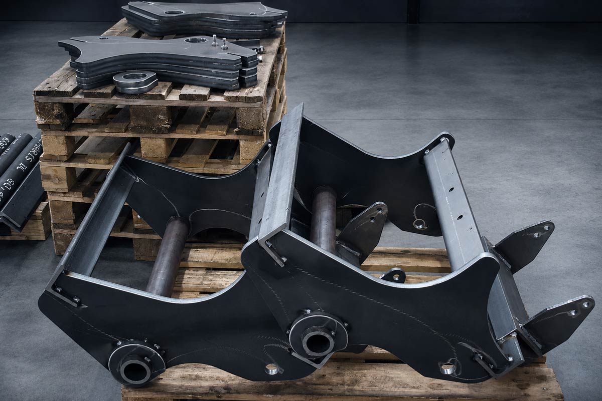 Assemblato di carpenteria metallica pesante con componenti strutturali e piastre lavorate, pronto per le successive fasi di lavorazione e assemblaggio.